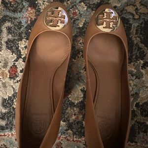 Tory nude wedge pumps